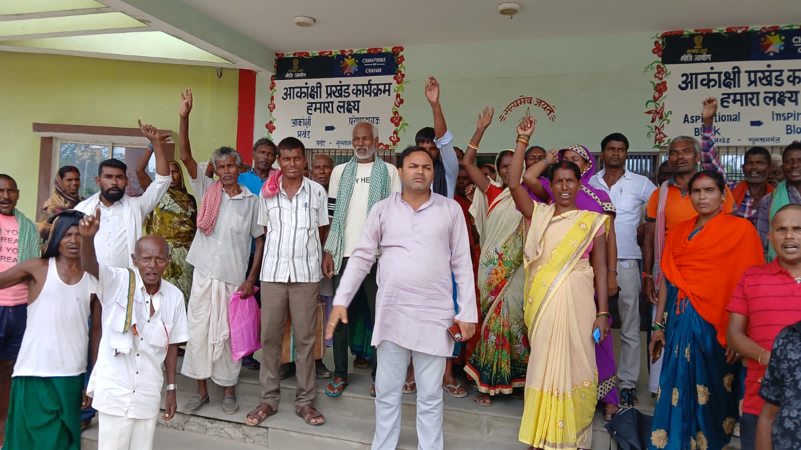 प्रदर्शन करते बाढ़ पीड़ित प्रदर्शन करते बाढ़ पीड़ित