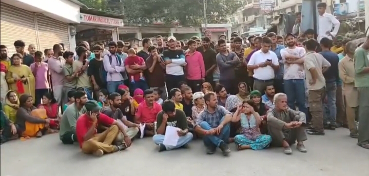 मरीजों को जबरन डिस्चार्ज करने पर भड़के तीमारदारों ने ददाहू अस्पताल के बाहर किया चक्का जाम मरीजों को जबरन डिस्चार्ज करने पर भड़के तीमारदारों ने ददाहू अस्पताल के बाहर किया चक्का जाम