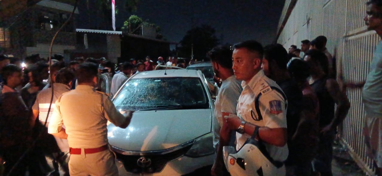 बेलगाम वाहन को जब्त करती पुलिस बेलगाम वाहन को जब्त करती पुलिस