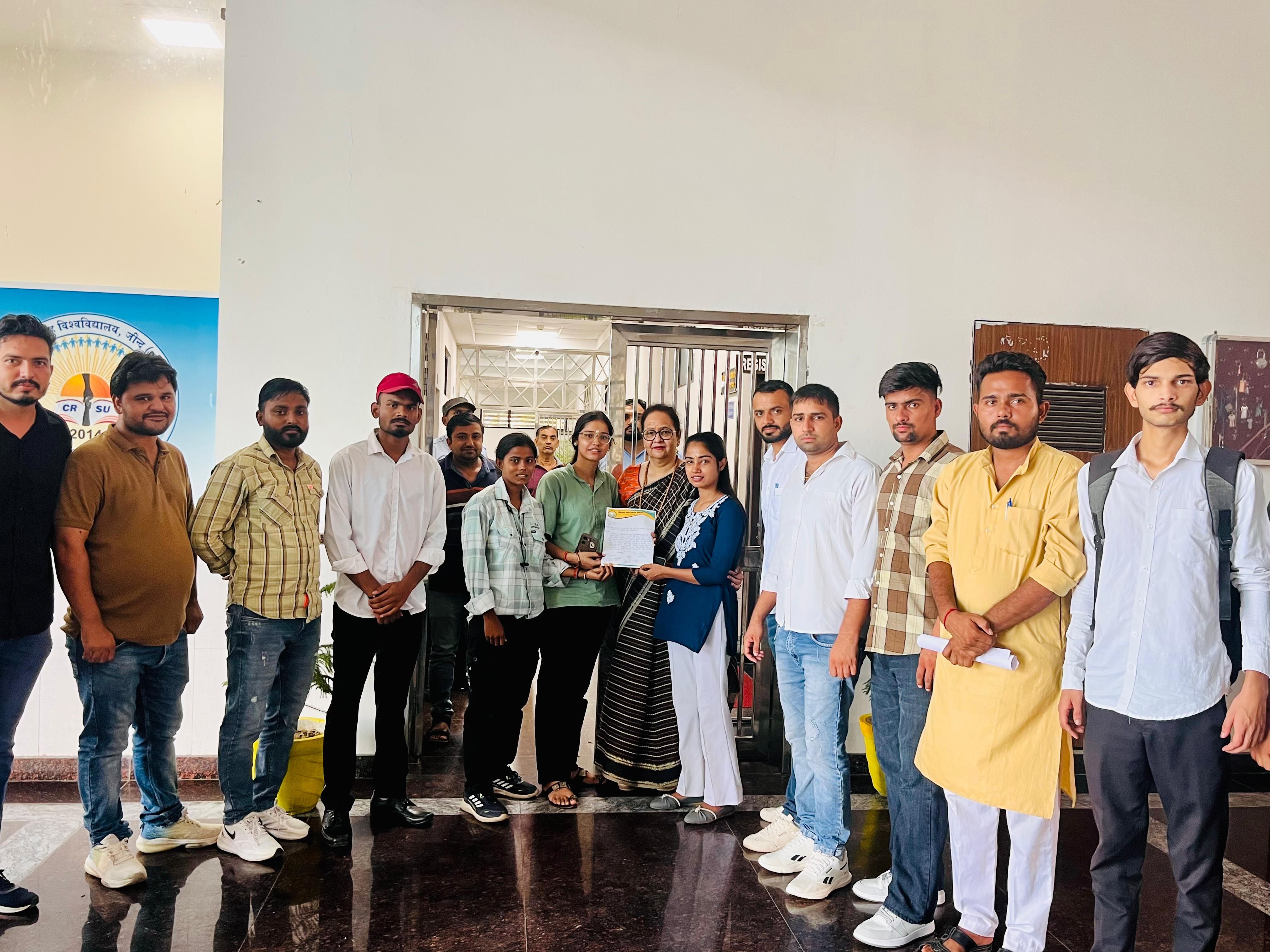 मांगों को लेकर ज्ञापन सौंपते हुए संगठन कार्यकर्ता। मांगों को लेकर ज्ञापन सौंपते हुए संगठन कार्यकर्ता।