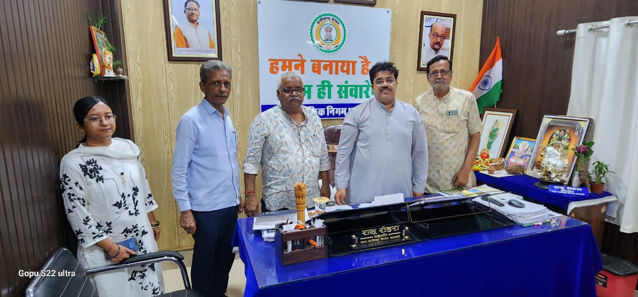 महापौर रामू रोहरा के साथ खड़े हुए जैन समाज के पदाधिकारी