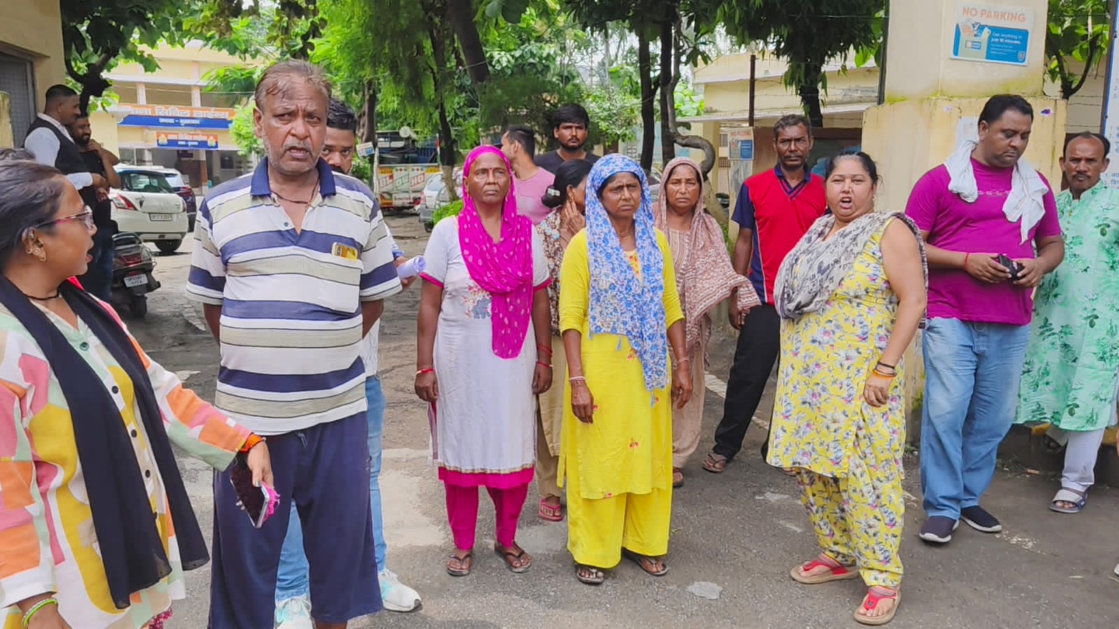 दुकान संचालक मृतक सौवीर सिंह उर्फ पप्पू के परिजन थाना सिविल लाइन के बाहर खड़े परिजन। दुकान संचालक मृतक सौवीर सिंह उर्फ पप्पू के परिजन थाना सिविल लाइन के बाहर खड़े परिजन।