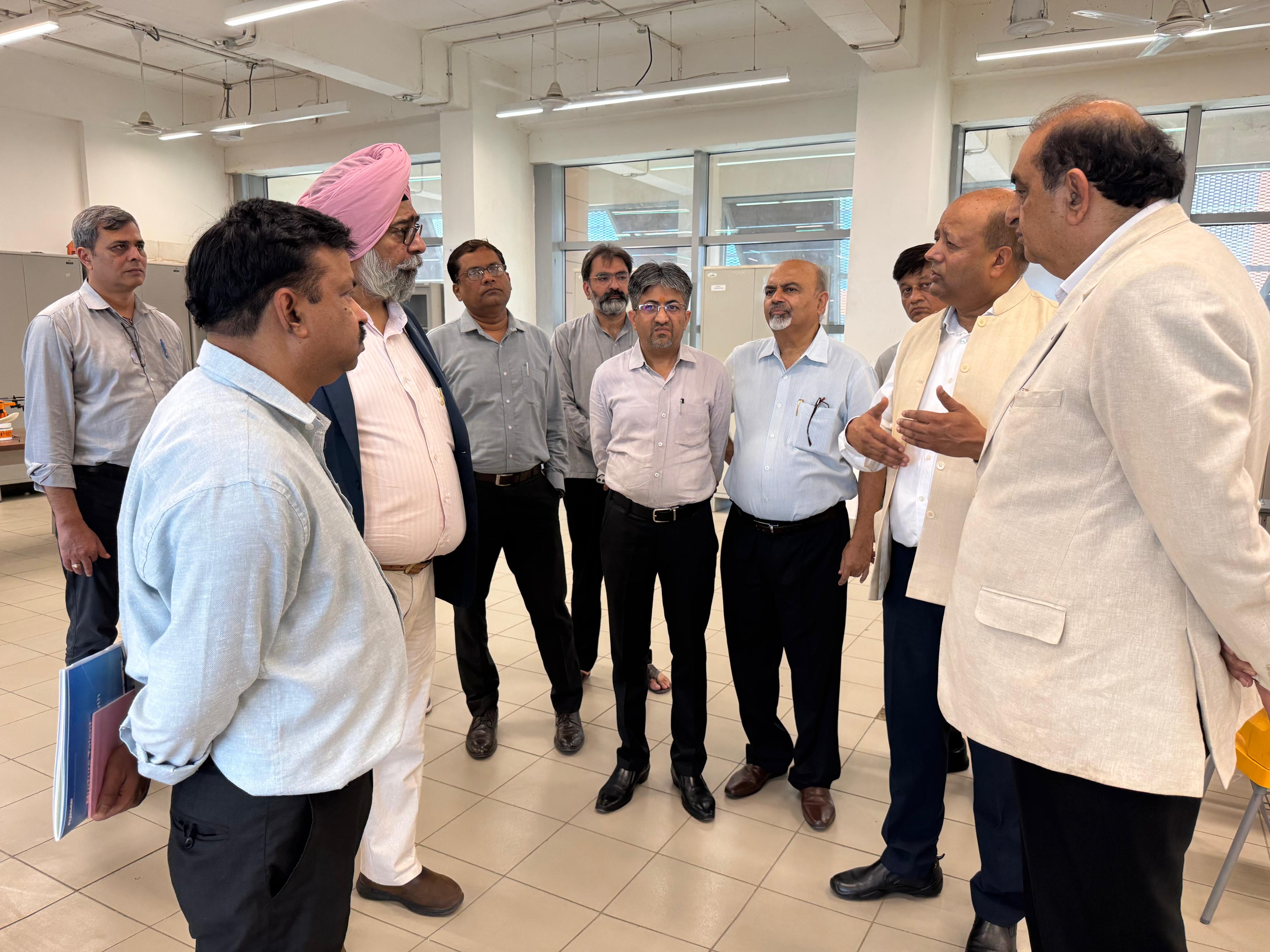 श्री विश्वकर्मा कौशल विश्वविद्यालय के सेंटर ऑफ एक्सीलेंस का अवलोकन करते डाइकिन इंडिया एयरकंडीशनिंग प्राइवेट लिमिटेड के चेयरमैन कंवलजीत सिंह जावा एवं साथ में कुलगुरु प्रोफेसर दिनेश कुमार।