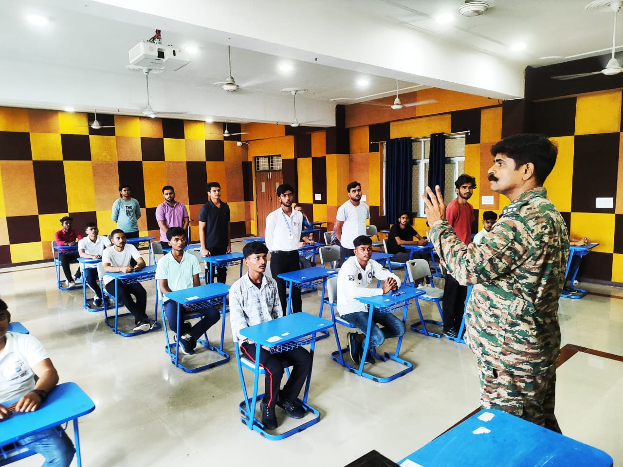 कमान्डिंग ऑफिसर कर्नल आलोक सिंह कैडेट्स को सम्बोधित करते हुए कमान्डिंग ऑफिसर कर्नल आलोक सिंह कैडेट्स को सम्बोधित करते हुए