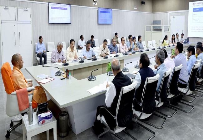 बैठक करते मुख्यमंत्री योगी बैठक करते मुख्यमंत्री योगी