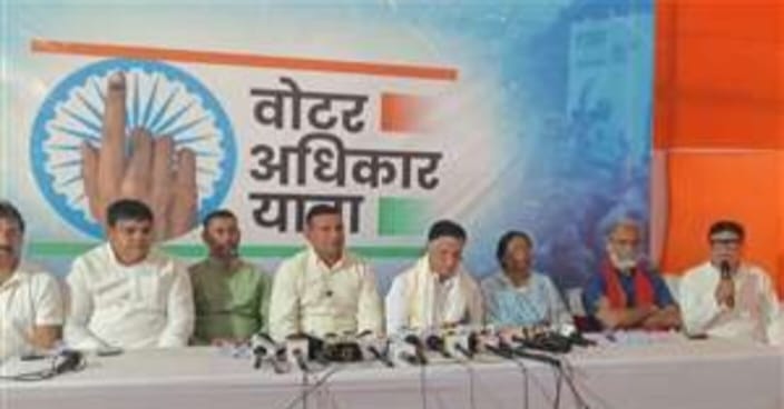 मीडिया को संबोधित करते पवन खेड़ा मीडिया को संबोधित करते पवन खेड़ा