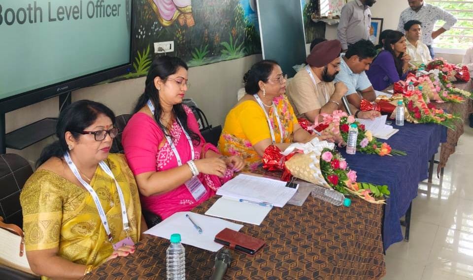 भारत निर्वाचन आयोग का दस सदस्य दल पहुंचा इंदौर भारत निर्वाचन आयोग का दस सदस्य दल पहुंचा इंदौर