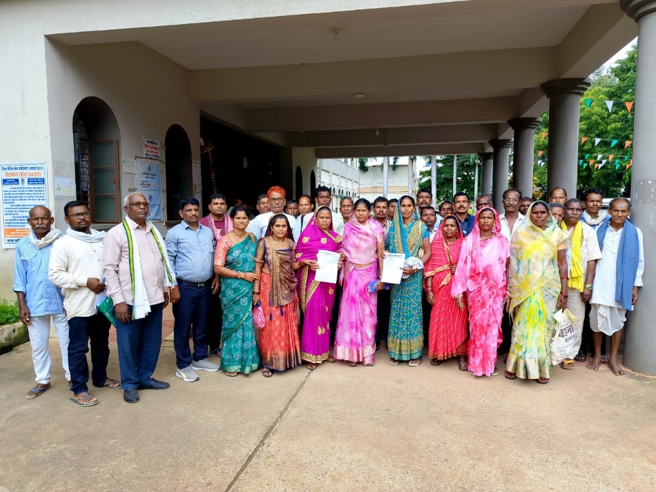 कलेक्ट्रेट में शराब की अवैध बिक्री बंद कराने की मांग करते हुए आमगांव के ग्रामीण।