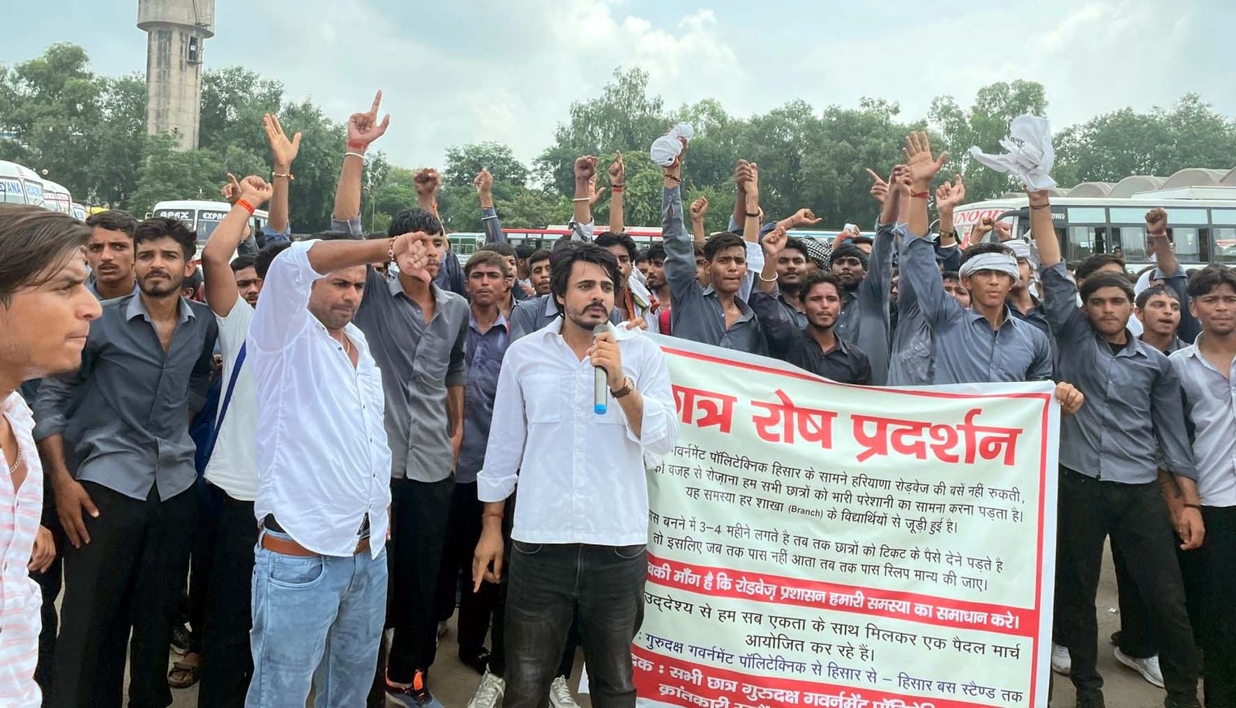 पैदल मार्च में शामिल हरिकेश ढांडा व छात्र प्रशासन के खिलाफ नारेबाजी करते हुए। पैदल मार्च में शामिल हरिकेश ढांडा व छात्र प्रशासन के खिलाफ नारेबाजी करते हुए।