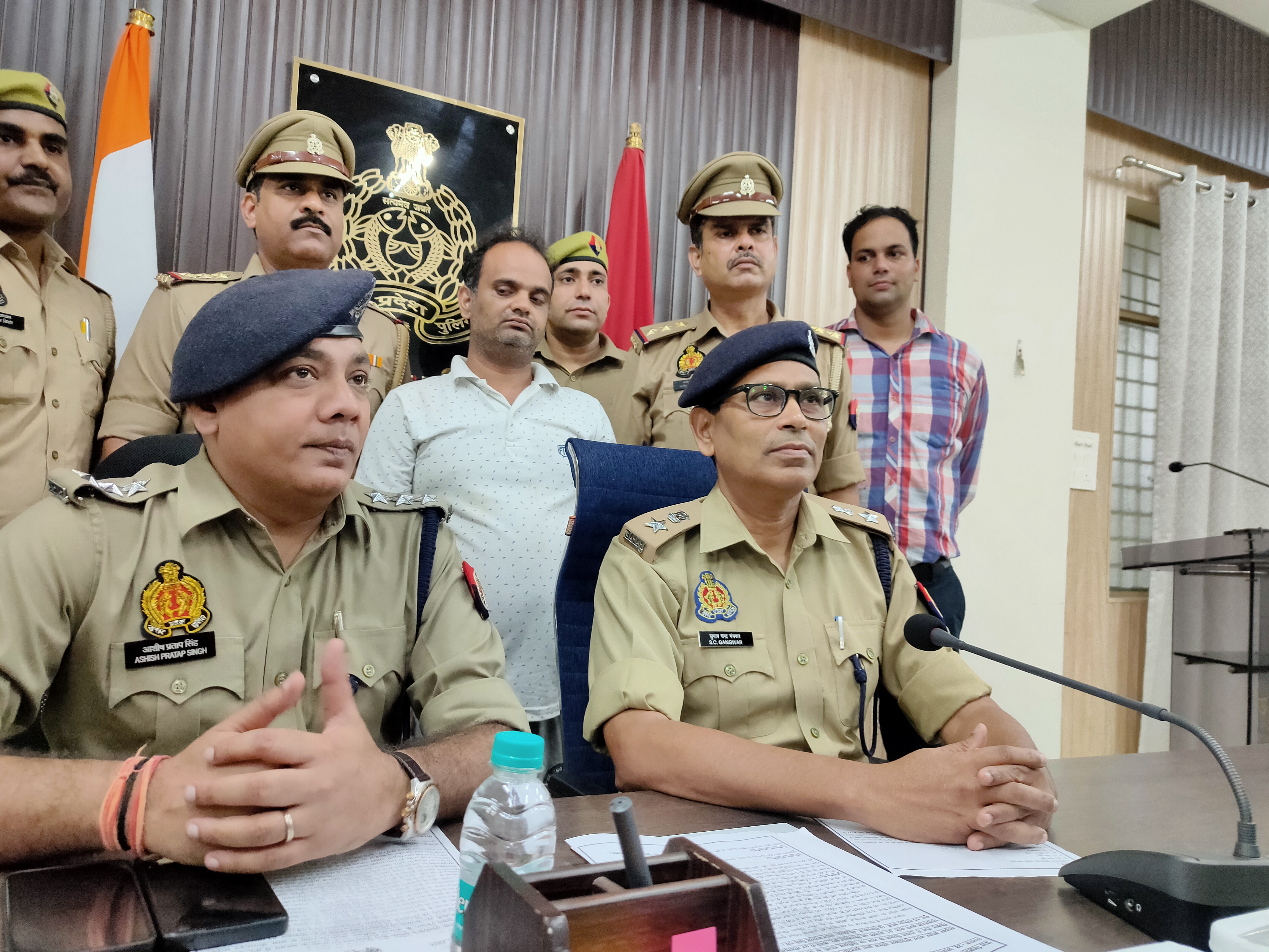 भारतीय क्रिकेट टीम व आईपीएल में ट्रायल दिलाने के नाम पर साइबर ठगी के मामले की जानकारी देते एसपी क्राइम व सीओ और पुलिस गिरफ्त में आरोपित। भारतीय क्रिकेट टीम व आईपीएल में ट्रायल दिलाने के नाम पर साइबर ठगी के मामले की जानकारी देते एसपी क्राइम व सीओ और पुलिस गिरफ्त में आरोपित।
