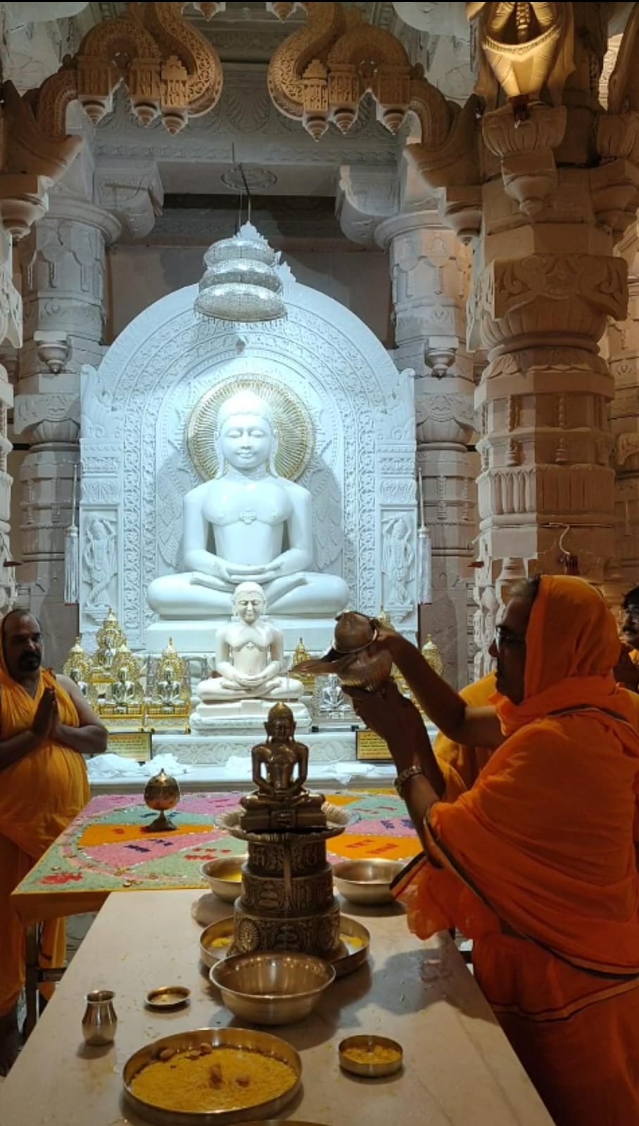 पूजा करते लोग