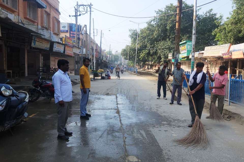 सिरसा में स्वच्छता अभियान चलाते सफाईकर्मी।