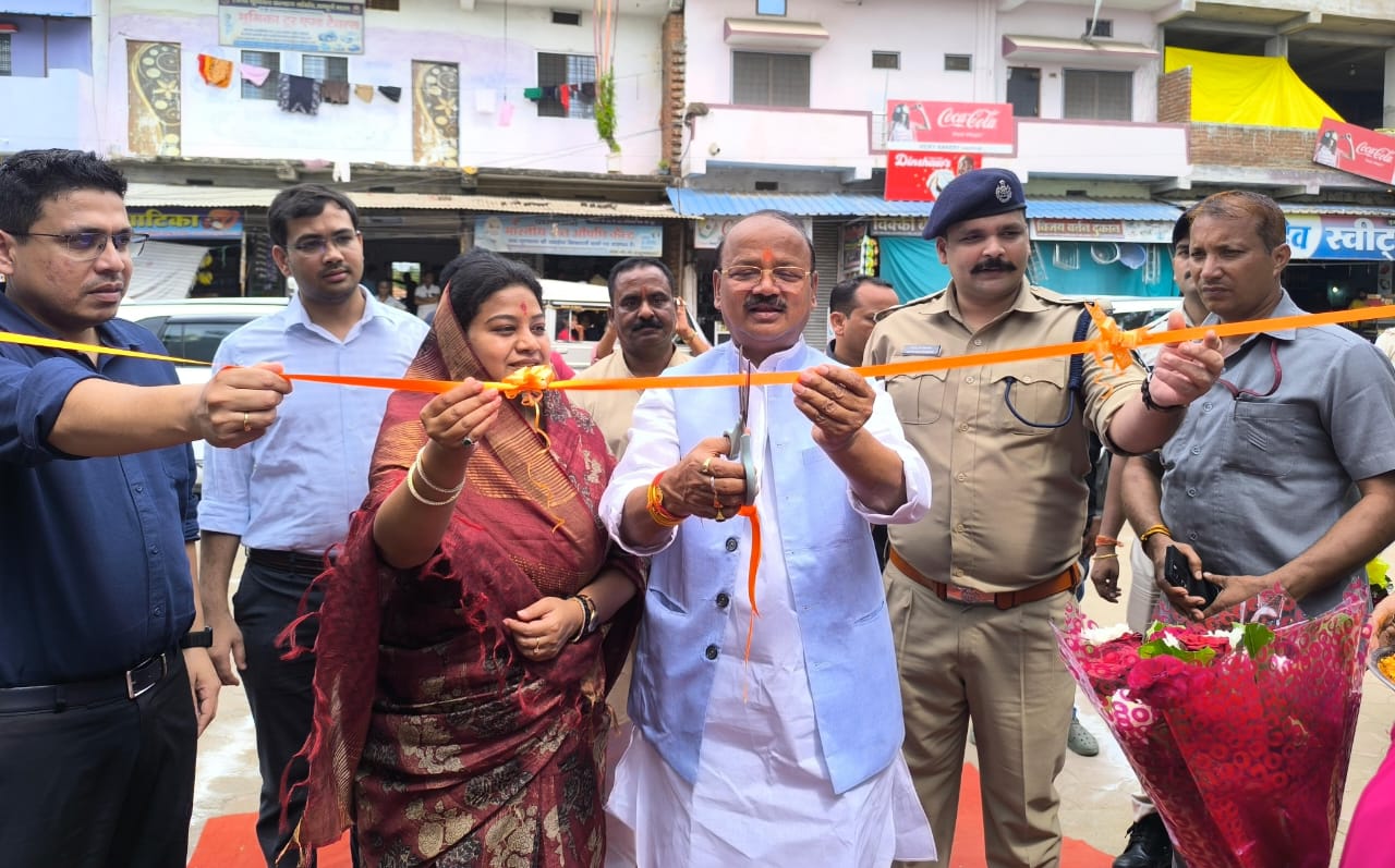 मंत्री जायसवाल और सांसद ने आकांक्षा हाट का शुभारंभ करते हुए मंत्री जायसवाल और सांसद ने आकांक्षा हाट का शुभारंभ करते हुए