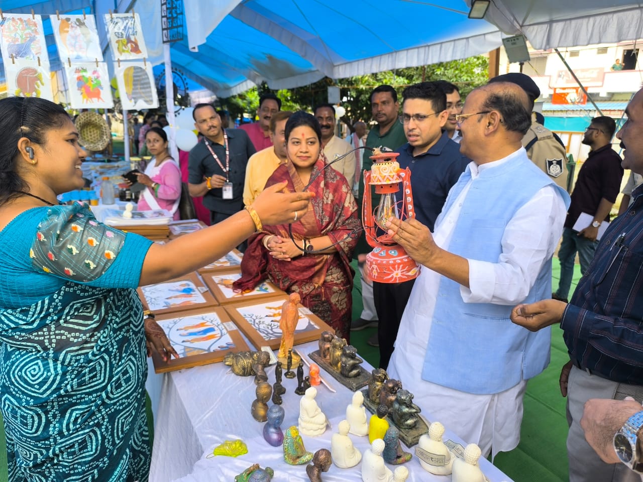 आकांक्षा हाट का अवलाेकन करते मंत्री और सांसद आकांक्षा हाट का अवलाेकन करते मंत्री और सांसद
