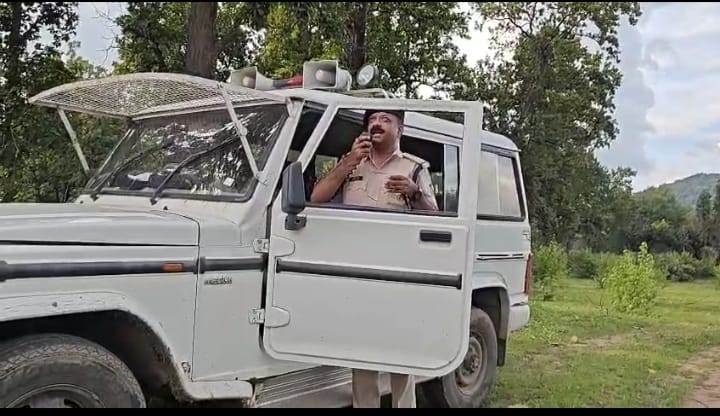 समझाईस देती पुलिस