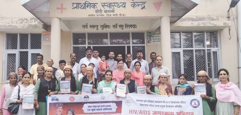 एचआईवी जन जागरूकता अभियान के अंतर्गत स्वास्थ्य विभाग की टीम।