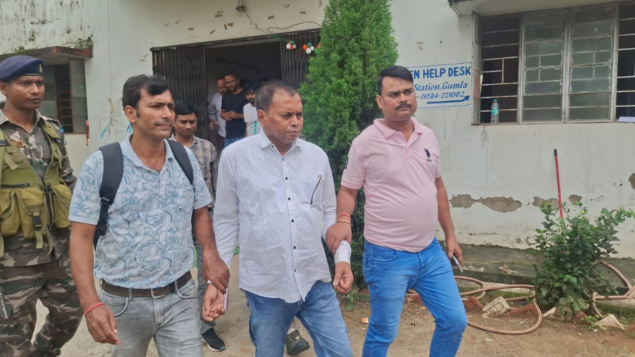 आरोपित को ले जाती एसीबी की टीम