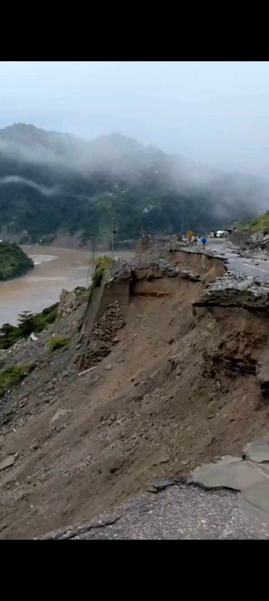 कैंचीमोड़ पंडोह के पास धंसा हाईवे। कैंचीमोड़ पंडोह के पास धंसा हाईवे।