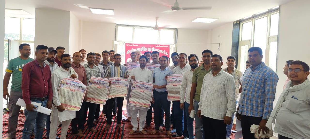 बैठक कर आंदोलन की रणनीति बनाते हुए बिजली कर्मचारी। बैठक कर आंदोलन की रणनीति बनाते हुए बिजली कर्मचारी।
