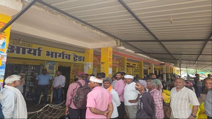 रीवाः सहकारी समितियों और निजी विक्रेताओं द्वारा किया जा रहा खाद का वितरण रीवाः सहकारी समितियों और निजी विक्रेताओं द्वारा किया जा रहा खाद का वितरण