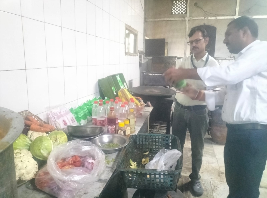 कंचन केसरी रिसॉर्ट में उपयोग में ली जा रही थी एक्सपायरी खाद्य सामग्री कंचन केसरी रिसॉर्ट में उपयोग में ली जा रही थी एक्सपायरी खाद्य सामग्री