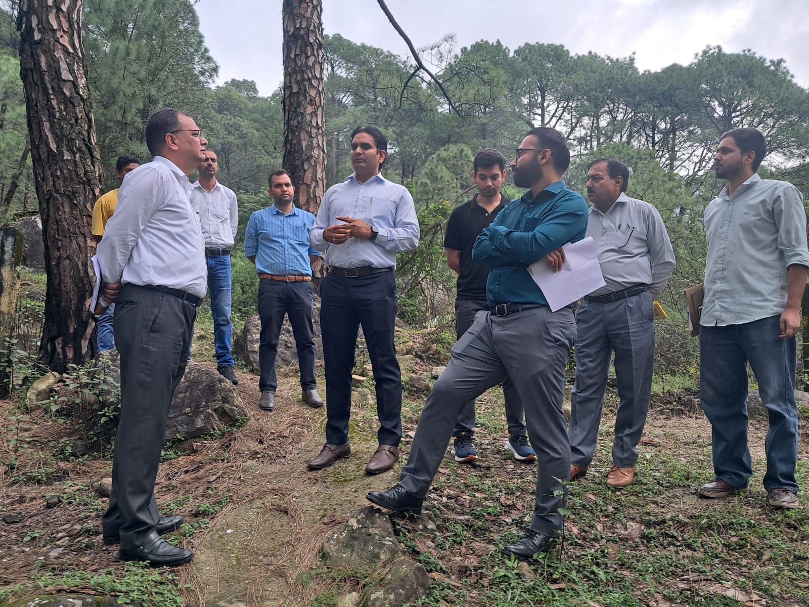बारिश से हुए नुकसान का जायजा लेते हुए उपायुक्त।
