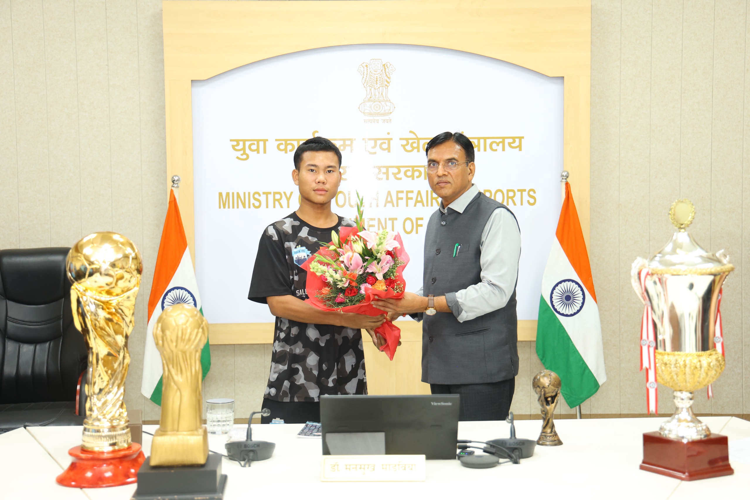 फुटबॉलर को सम्मानित करते केंद्रीय खेलमंत्री मनसुख मांडविया फुटबॉलर को सम्मानित करते केंद्रीय खेलमंत्री मनसुख मांडविया
