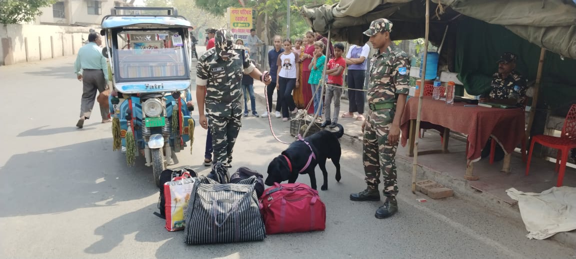सीमा पर जांच करते एसएसबी के जवान