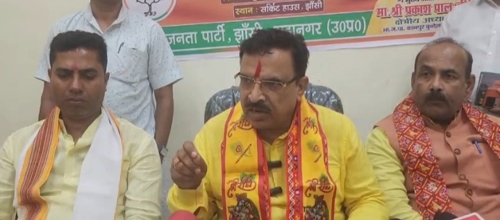पत्रकारों से वार्ता करते प्रकाश पाल पत्रकारों से वार्ता करते प्रकाश पाल