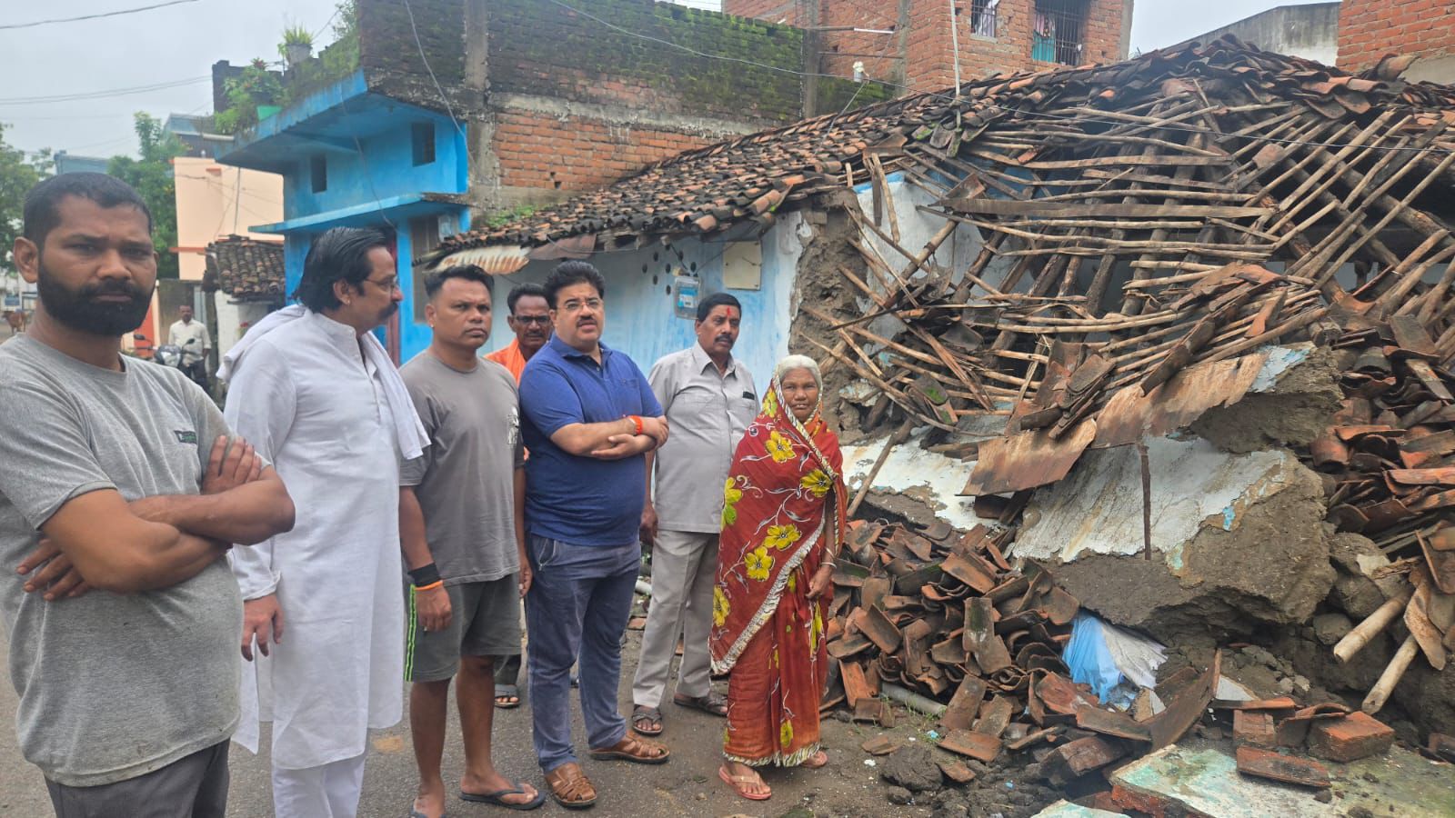 पीड़ित परिवार के साथ खड़े हुए महापौर रामू रोहरा।