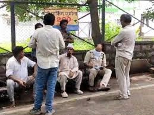 पाेस्टमार्टम रुम के बाहर परिजन पाेस्टमार्टम रुम के बाहर परिजन
