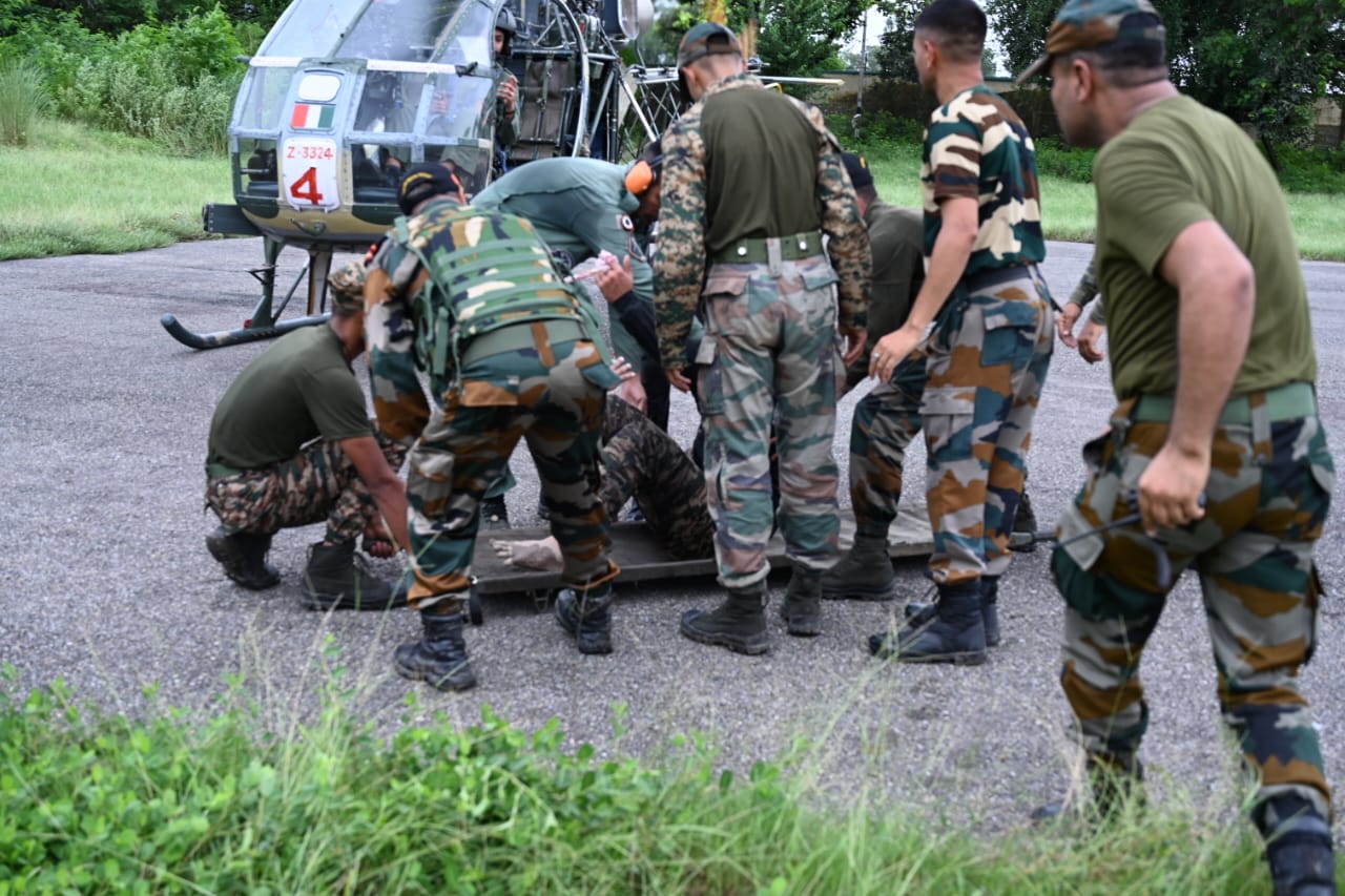 अखनूर में सेना का त्वरित राहत अभियान, सैकड़ों लोगों की जान बचाई अखनूर में सेना का त्वरित राहत अभियान, सैकड़ों लोगों की जान बचाई