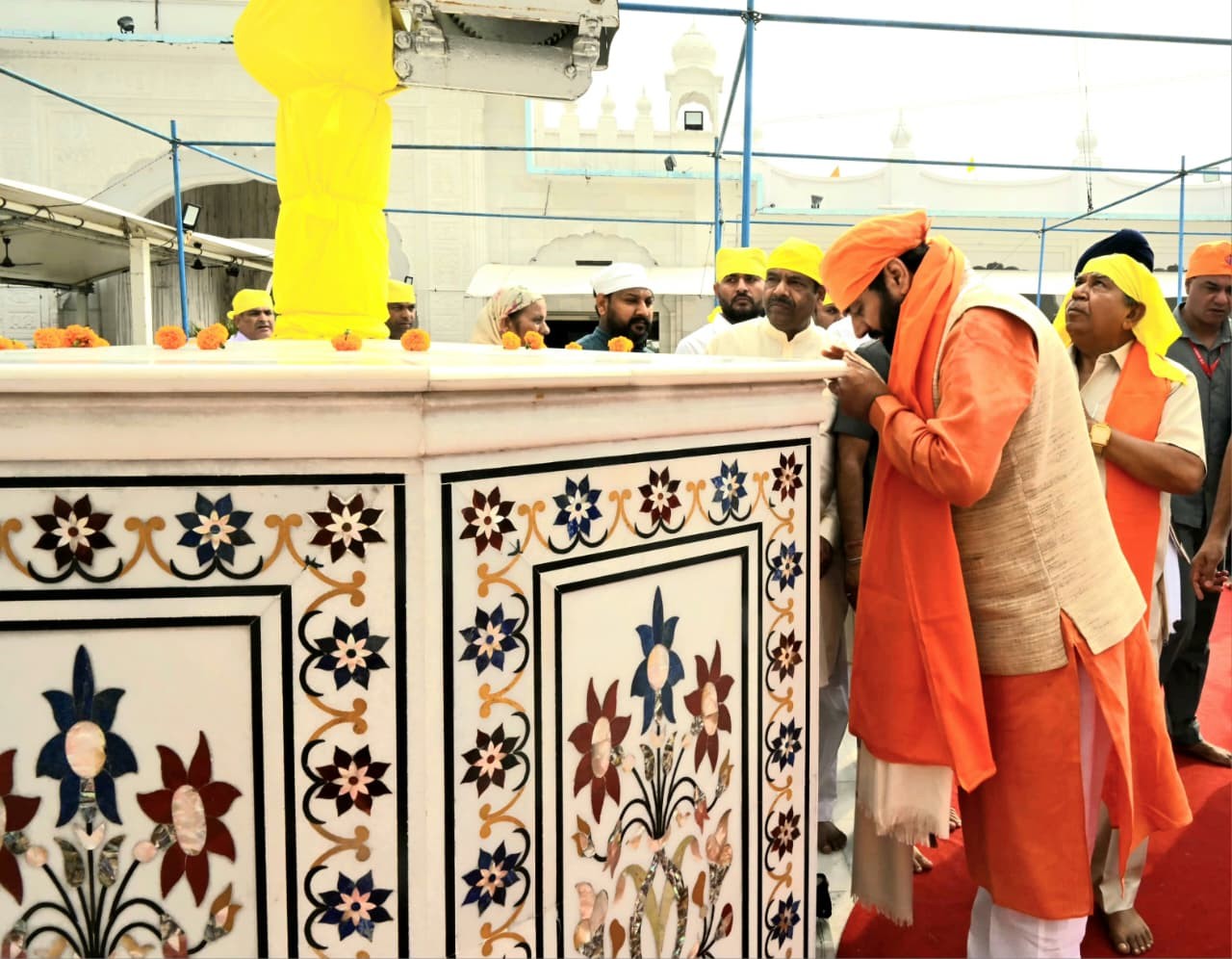 हरियाणा के मुख्यमंत्री नायब सैनी नाडा साहिब गुरुद्वारा में माथा टेकते हुए हरियाणा के मुख्यमंत्री नायब सैनी नाडा साहिब गुरुद्वारा में माथा टेकते हुए