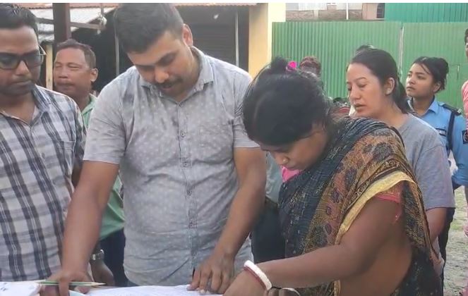 पकड़ी गई महिला के साथ पुलिसकर्मी पकड़ी गई महिला के साथ पुलिसकर्मी