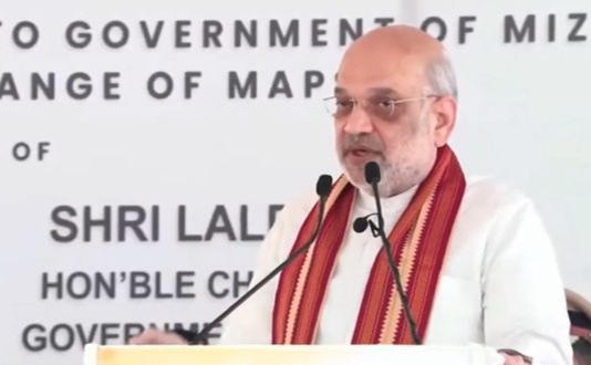 मिजोरम में शनिवार को असम राइफल्स के स्थानांतरण समारोह को संबोधित करते हुए केंद्रीय गृह मंत्री अमित शाह। मिजोरम में शनिवार को असम राइफल्स के स्थानांतरण समारोह को संबोधित करते हुए केंद्रीय गृह मंत्री अमित शाह।
