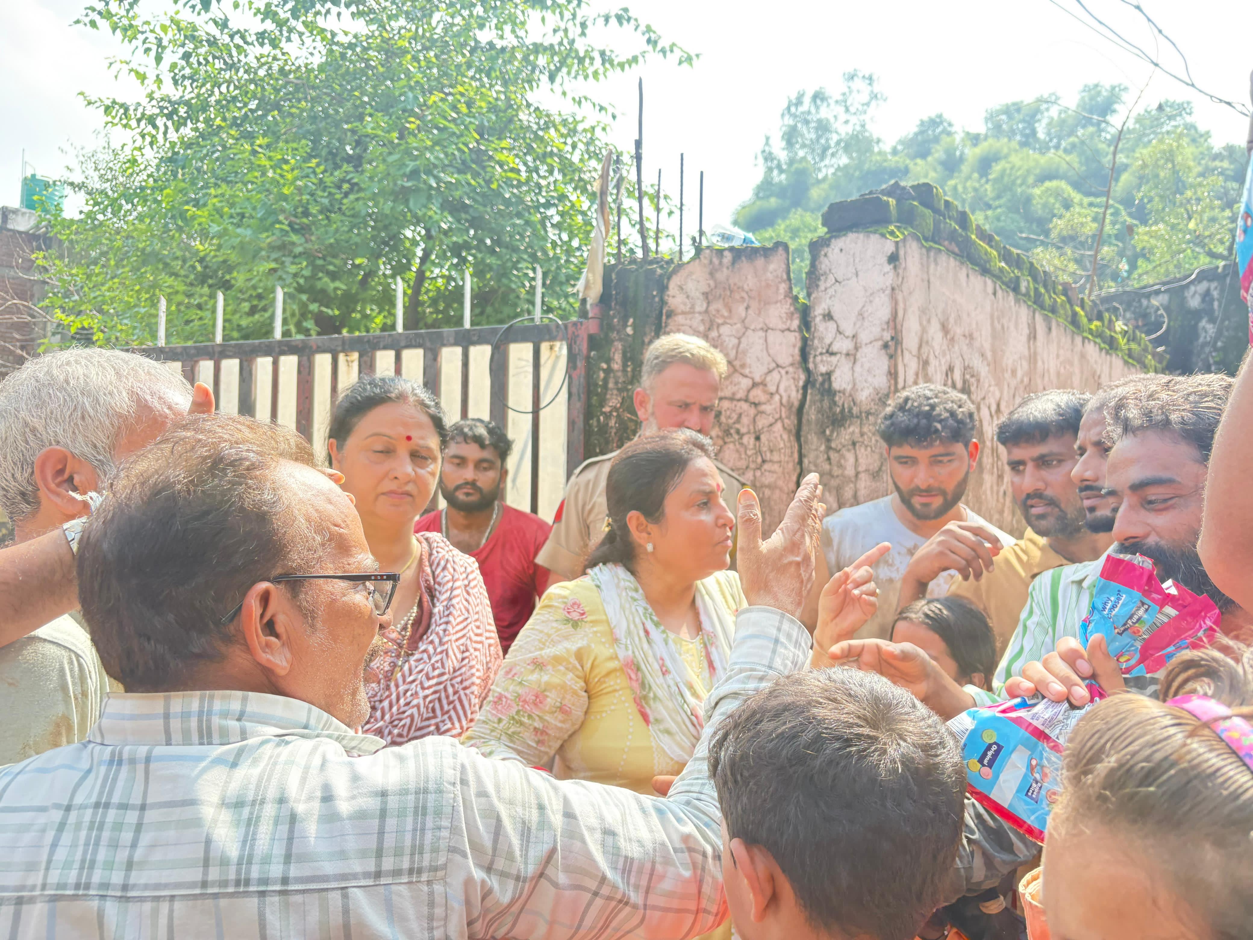 पूर्व मंत्री प्रिया सेठी ने बाढ़ प्रभावित पीरखो में राहत कार्यों का नेतृत्व किया पूर्व मंत्री प्रिया सेठी ने बाढ़ प्रभावित पीरखो में राहत कार्यों का नेतृत्व किया