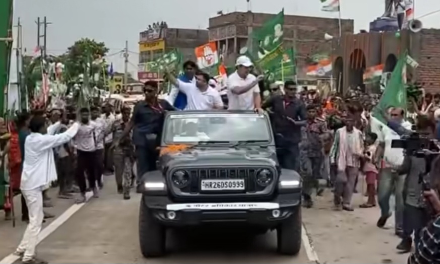 लोगो अभिवादन करते राहुल गांधी व तेजस्वी लोगो अभिवादन करते राहुल गांधी व तेजस्वी