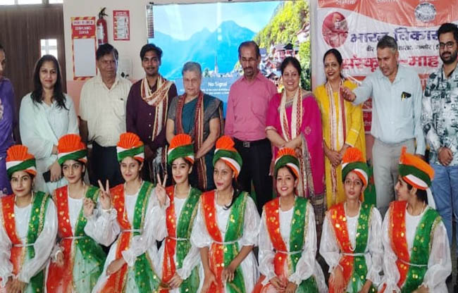 सोनीपत: प्रतिभागी छात्राओं के साथ परिषद के पदाधिकारी व स्कूल स्टाफ। सोनीपत: प्रतिभागी छात्राओं के साथ परिषद के पदाधिकारी व स्कूल स्टाफ।