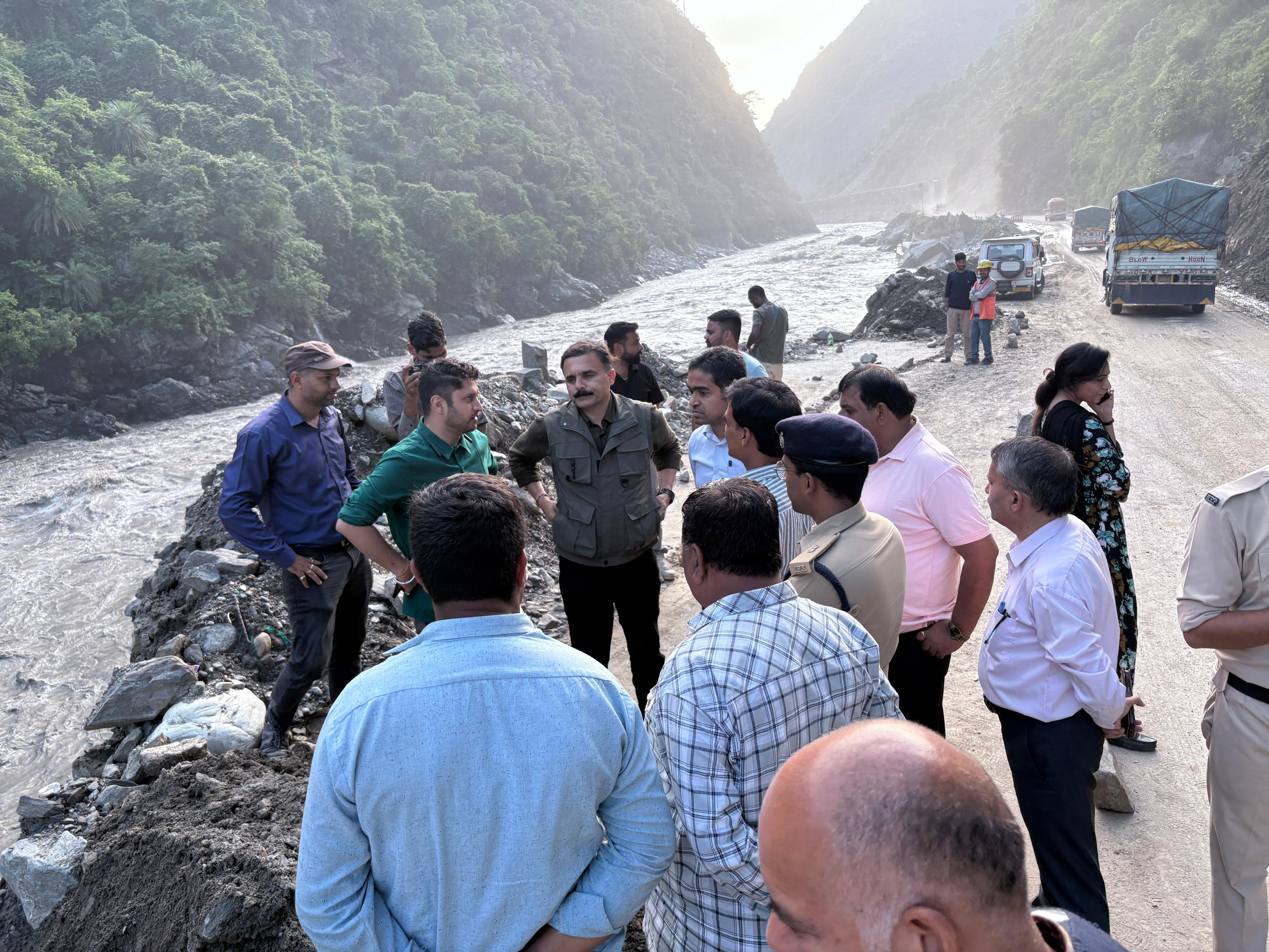 एनएचआई और लाेकनिर्माण विभाग के अधिकारियाें से बात करते हुए उपायुक्त।