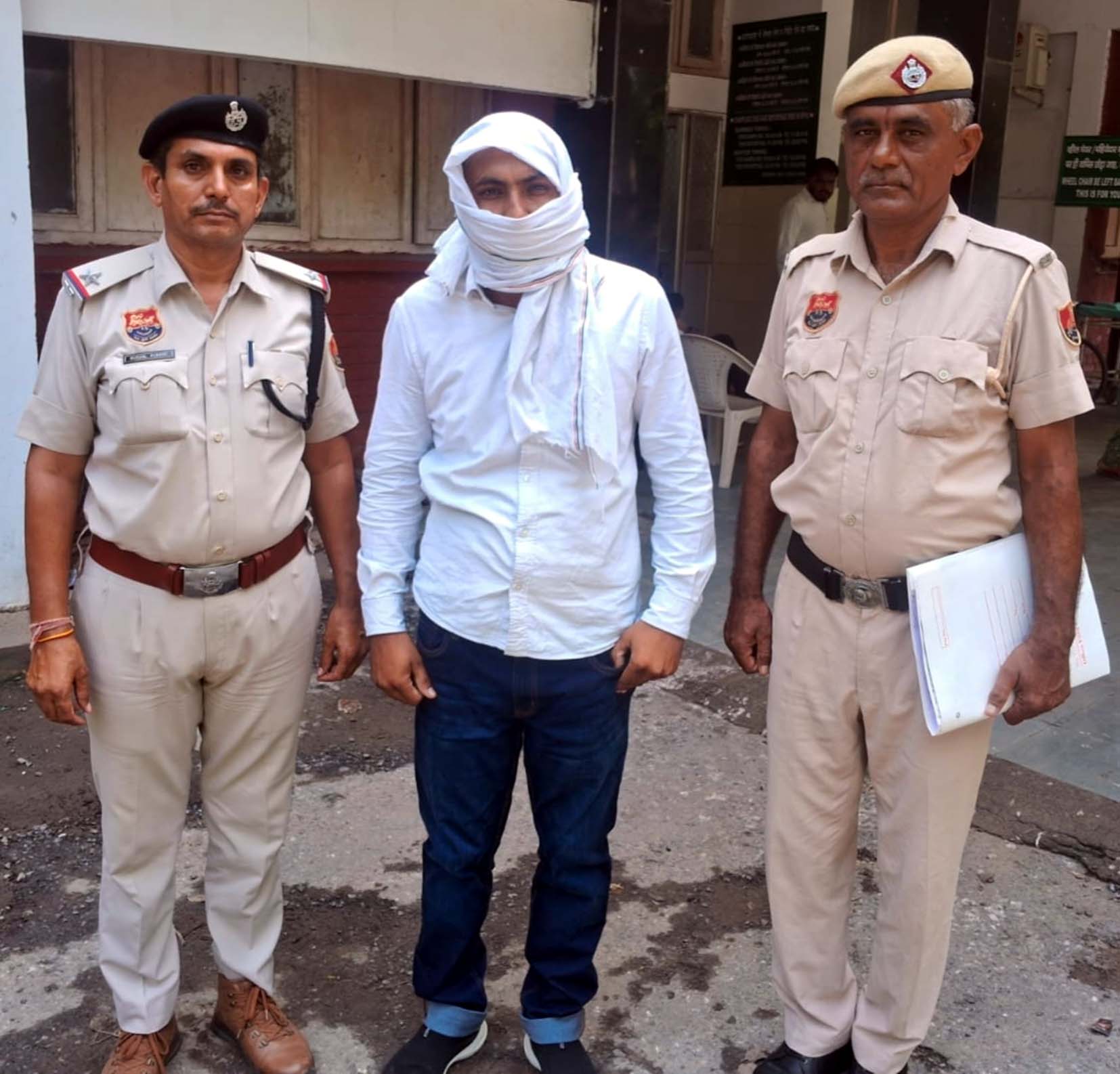 नाली विवाद को लेकर पड़ोसी पर फायर करने का आरोपी पुलिस गिरफ्त में। नाली विवाद को लेकर पड़ोसी पर फायर करने का आरोपी पुलिस गिरफ्त में।