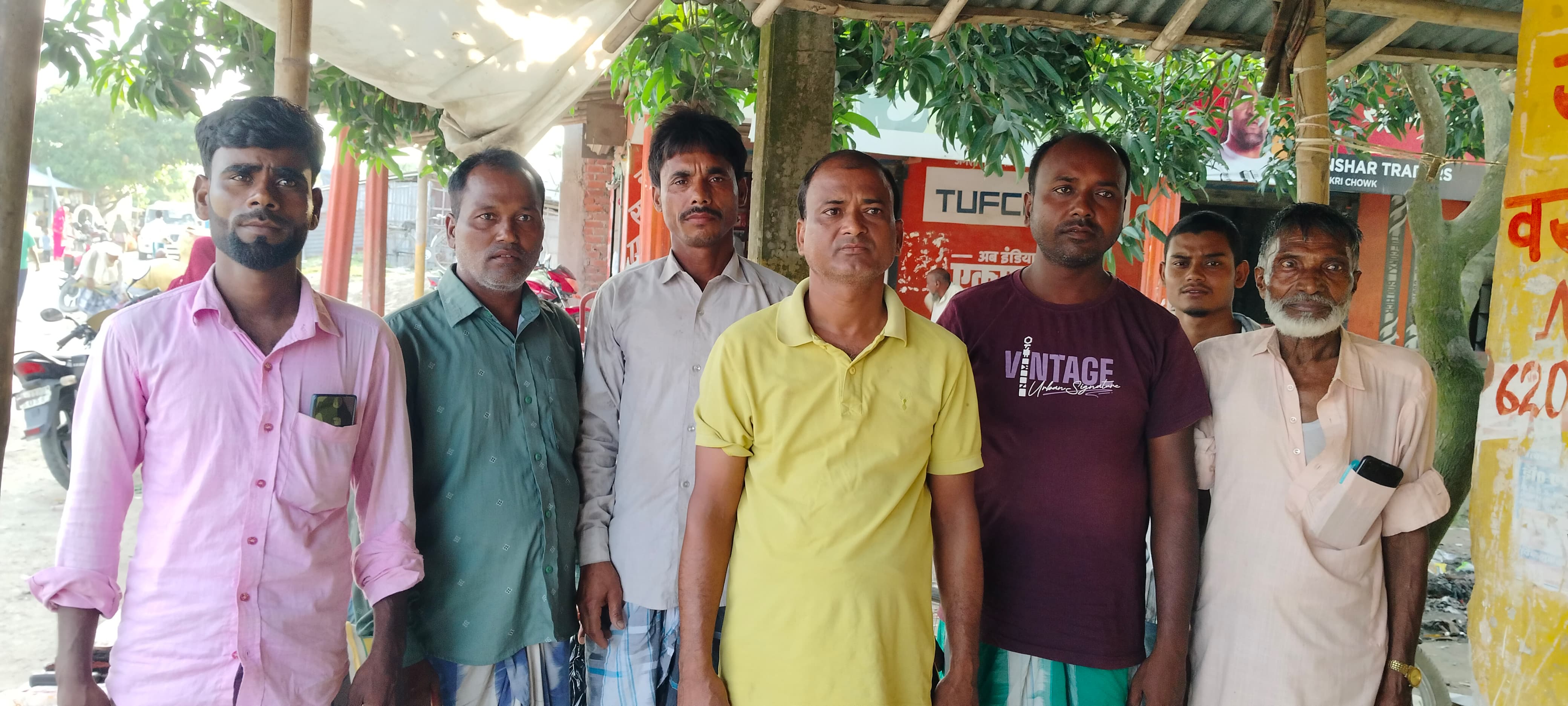 पर्ची के लिए इकट्ठा हुए लोग पर्ची के लिए इकट्ठा हुए लोग
