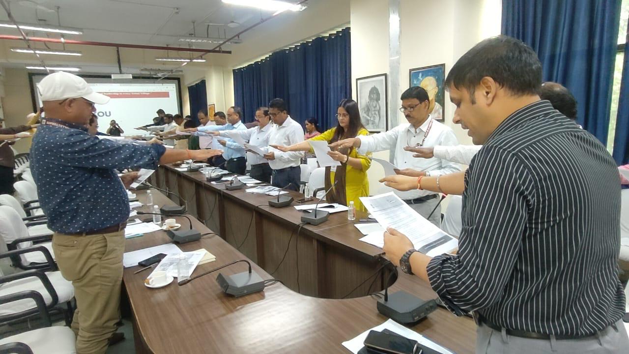कर्मियों को शपथ दिलाते उप विकास आयुक्त