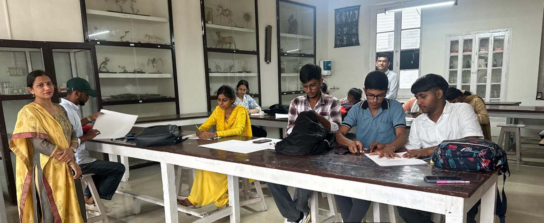 प्रतियोगिता में भाग लेते विद्या​र्थी व उपस्थित स्टाफ।