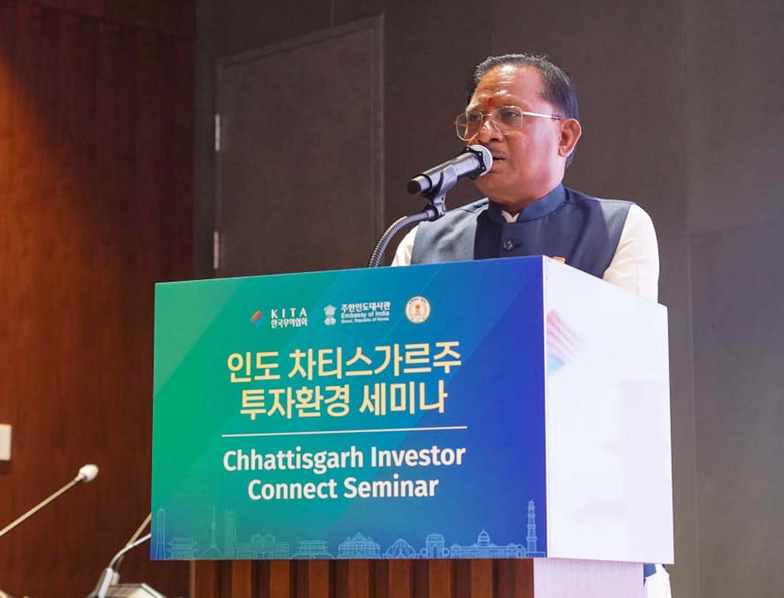 मुख्यमंत्री विष्णुदेव साय छत्तीसगढ़ इन्वेस्टर कनेक्ट कार्यक्रम काे संबाेधित करते