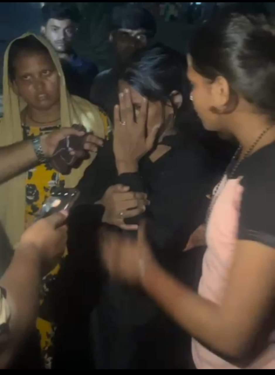 नदी से निकलने के बाद खड़ी महिला बुरके में नदी से निकलने के बाद खड़ी महिला बुरके में