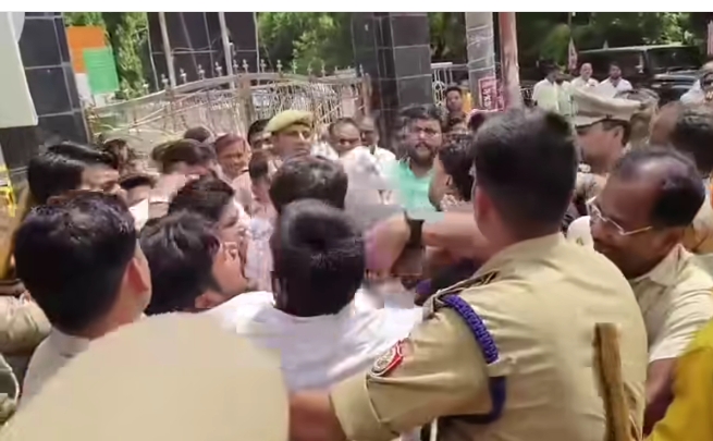 प्रदर्शन करते भाजपा कार्यकर्ता प्रदर्शन करते भाजपा कार्यकर्ता