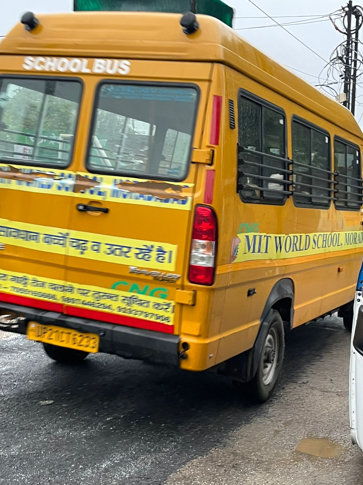दुकान संचालक मृतक सौवीर सिंह उर्फ पप्पू को उड़ाने वाली स्कूल बस। दुकान संचालक मृतक सौवीर सिंह उर्फ पप्पू को उड़ाने वाली स्कूल बस।