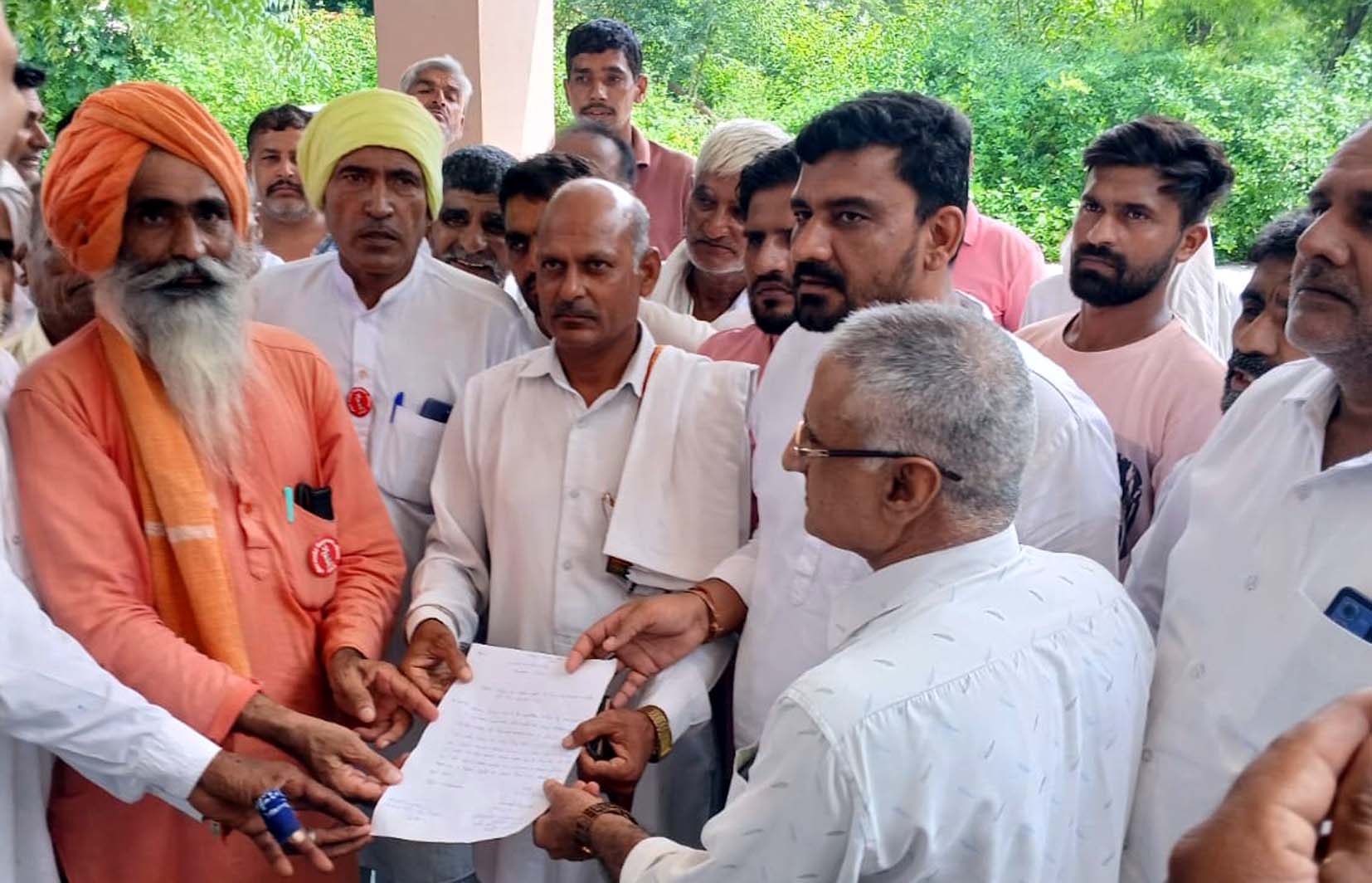 किसान सभा के नेता बालसमंद के तहसीलदार को अपनी मांगों का ज्ञापन देते हुए। किसान सभा के नेता बालसमंद के तहसीलदार को अपनी मांगों का ज्ञापन देते हुए।