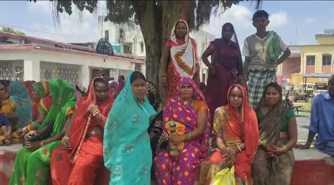 हंगामा करते बाढ़ पीड़ित हंगामा करते बाढ़ पीड़ित