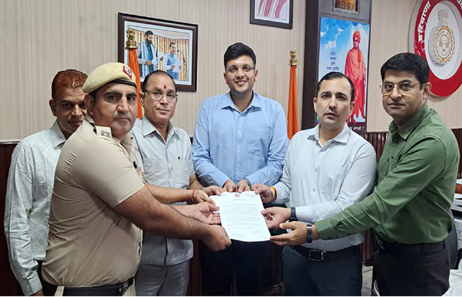 हरियाणा कर्मचारी चयन आयोग के चेयरमैन हिम्मत सिंह सीईटी के बेहतर कार्य करने वाले पुलिस कर्मियों को सम्मानित करते हुए हरियाणा कर्मचारी चयन आयोग के चेयरमैन हिम्मत सिंह सीईटी के बेहतर कार्य करने वाले पुलिस कर्मियों को सम्मानित करते हुए